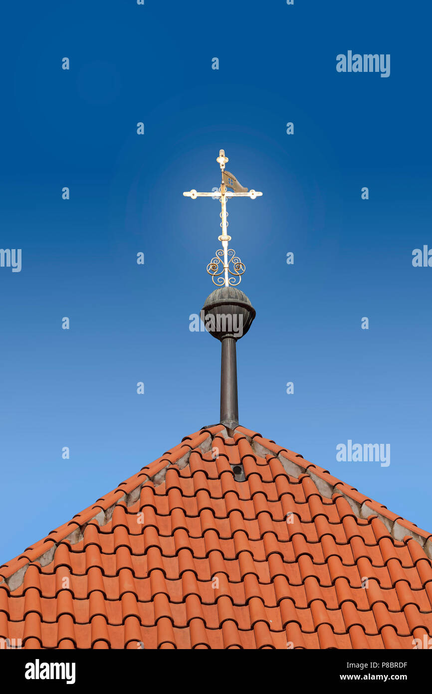 Cricifix Kreuz Windfahne, helle Sonne, blauer Himmel, Prag Tschechische Republik Stockfoto