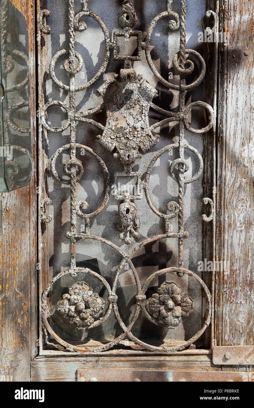 Verzierten gusseisernen Tür Dekoration, abblätternde Farbe, Oberfläche Rost Stockfoto