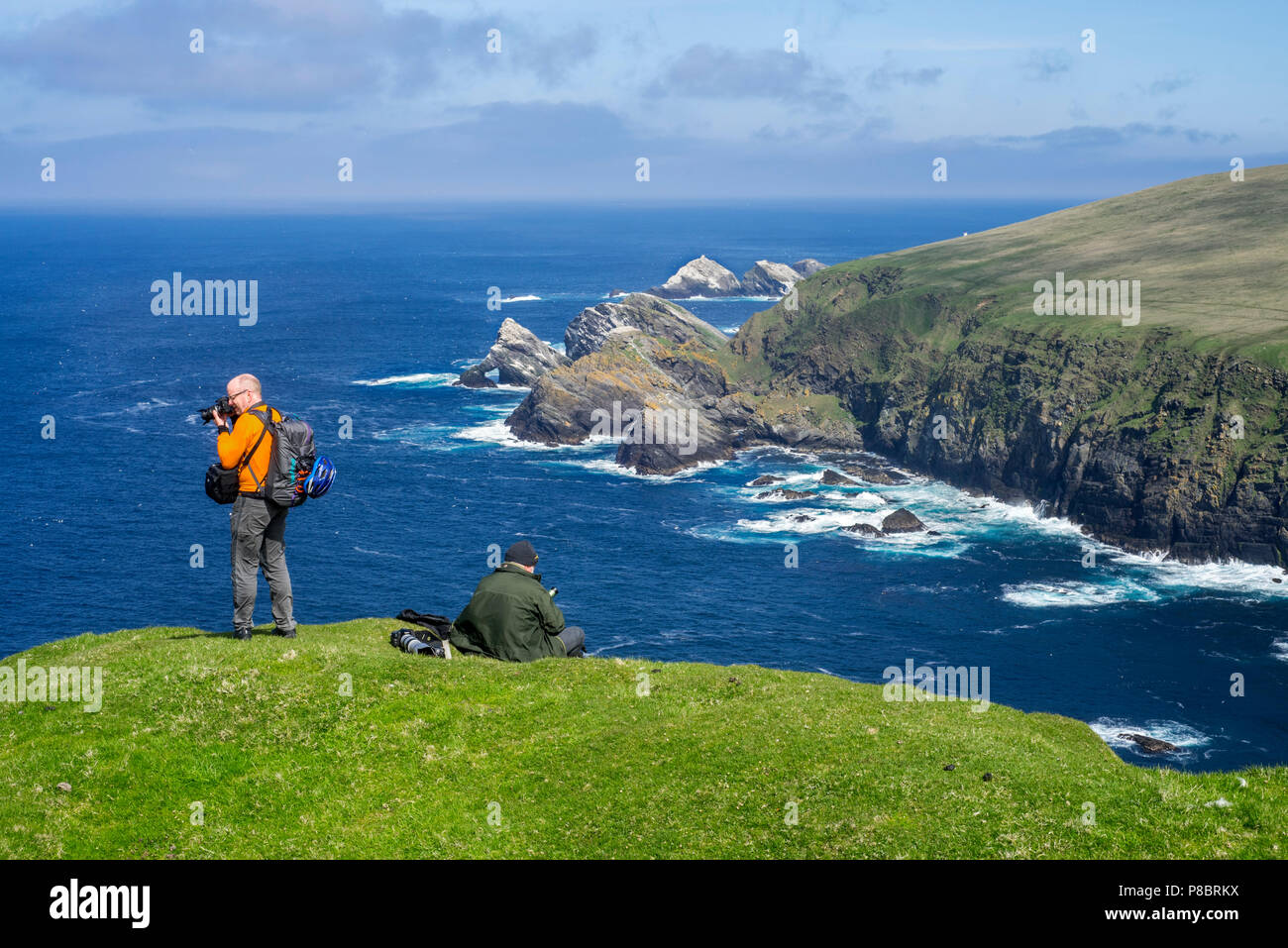 Natur Fotografen beobachten Küsten mit Klippen und Stacks, Heimat Zucht Seevögel in Hermaness, Unst, Shetlandinseln, Schottland, Großbritannien Stockfoto