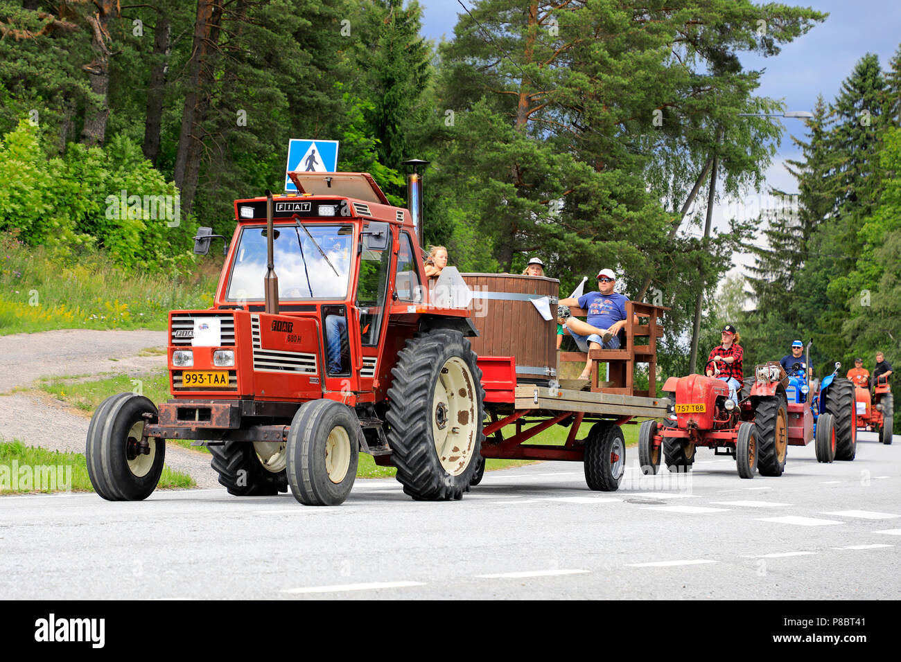 Fiat 680 H Traktor und Whirlpool mit Zicklein auf Trailer erste in einer Prozession auf Kimito Traktorkavalkad, Traktor Kavalkade. Kimito, Finnland - 7. Juli 2018. Stockfoto