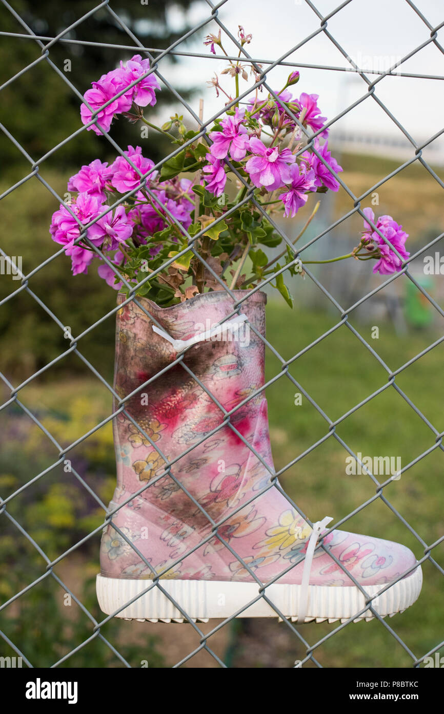Kinder Stiefel mit Pflanzen gefüllt Stockfoto