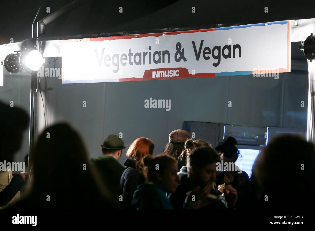 ZAGREB, KROATIEN - 25. Juni, 2018: Menschen auf der Fast Food stand der vegetarische und vegane Lebensmittel am 13. INmusic Festival am See Jarun Stockfoto