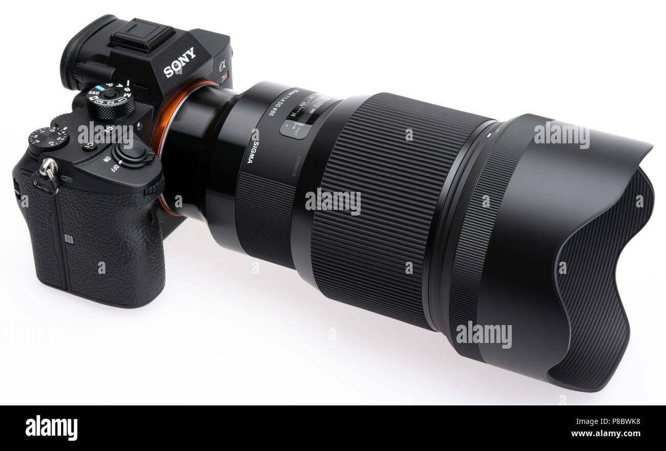 Sony A7 RIII Kamera mit Sigma 85mm f/1.4 KUNST FE-Mount Objektiv (2018  Stockfotografie - Alamy