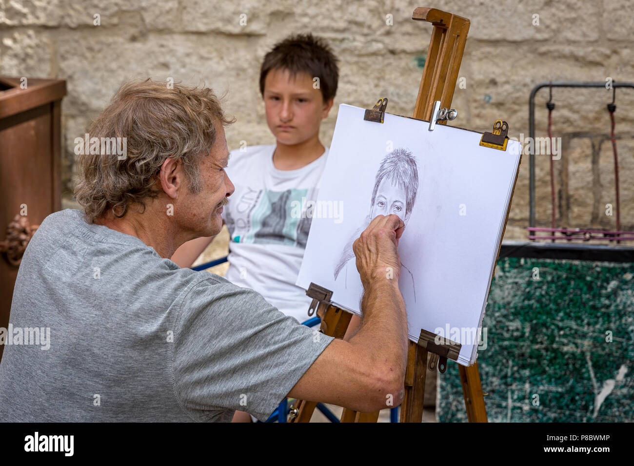 Street artist Skizzieren eines Jungen, Avignon, Vaucluse, Frankreich Stockfoto