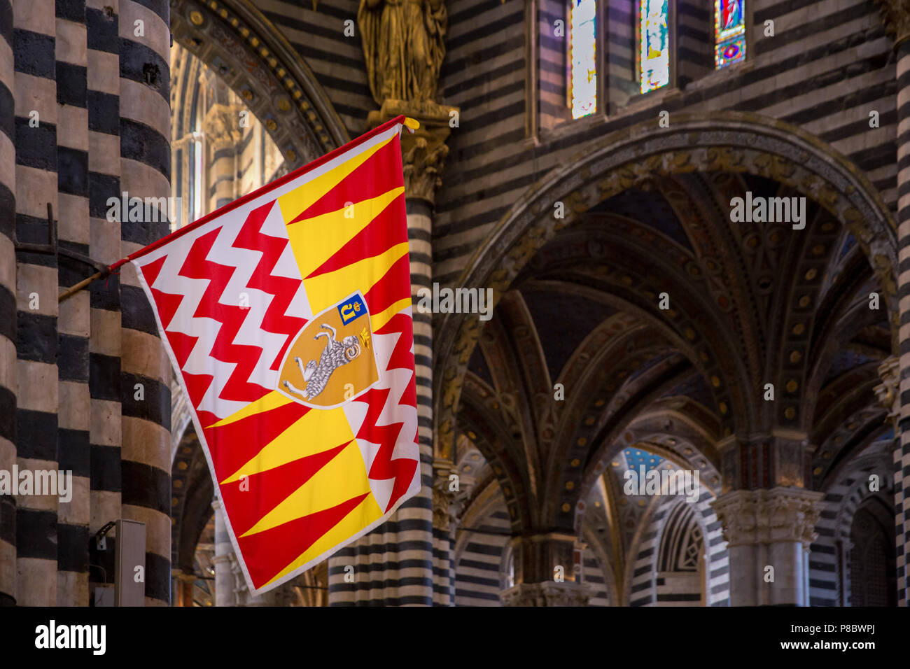 Dom Der Dom von Siena mit einem Banner von Valdimontone, Kathedrale Santa Maria Assunta, Innenansicht, Siena, Toskana, Italien Stockfoto