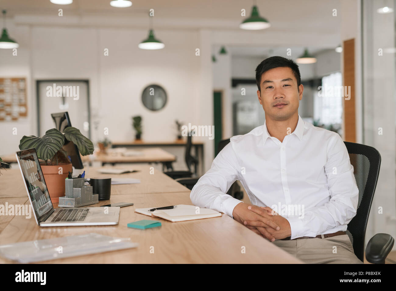 Zuversichtlich asiatische Geschäftsmann in seinem Büro Schreibtisch arbeiten Stockfoto
