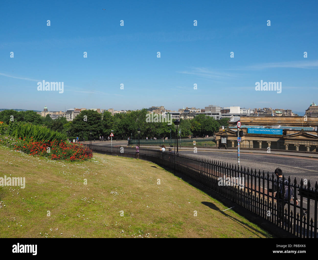 EDINBURGH, Großbritannien - ca. Juni 2018: Der Damm künstlichen Hügel zwischen der neuen und der alten Stadt Stockfoto