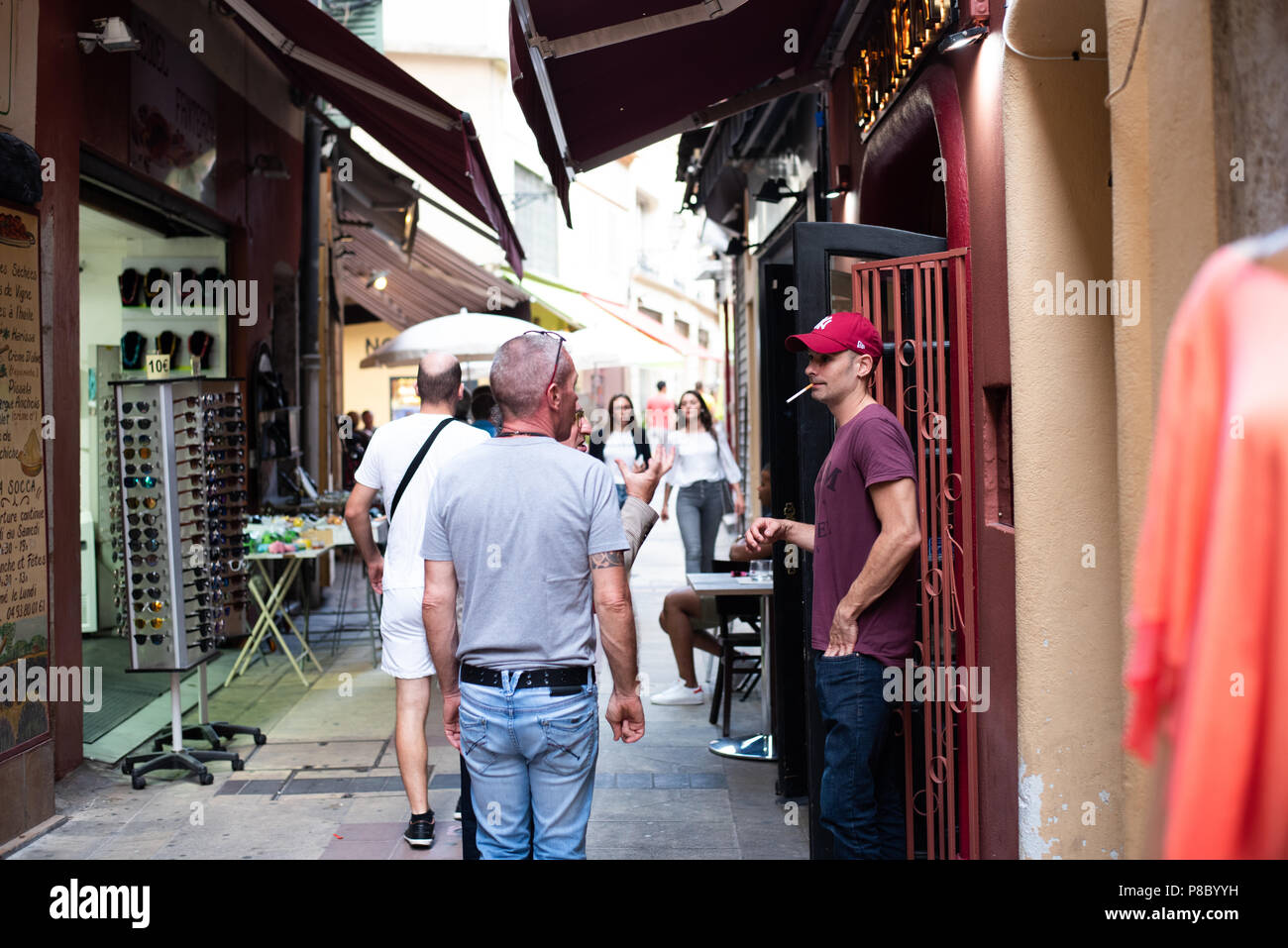 Shop Arbeitnehmer sprechen auf einer Straße in der Altstadt von Nizza, Frankreich Stockfoto