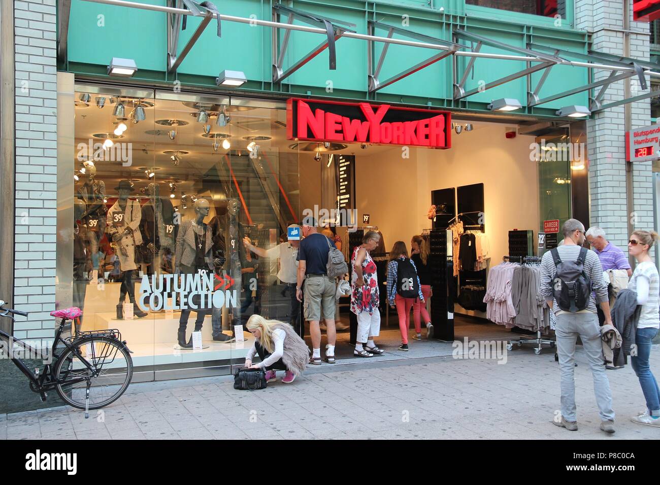 HAMBURG, DEUTSCHLAND - 28 AUGUST, 2014: die Menschen besuchen NewYorker in Spitallerstrasse, Hamburg. NewYorker ab 2011 hatten 857 Filialen in 36 Ländern. Stockfoto
