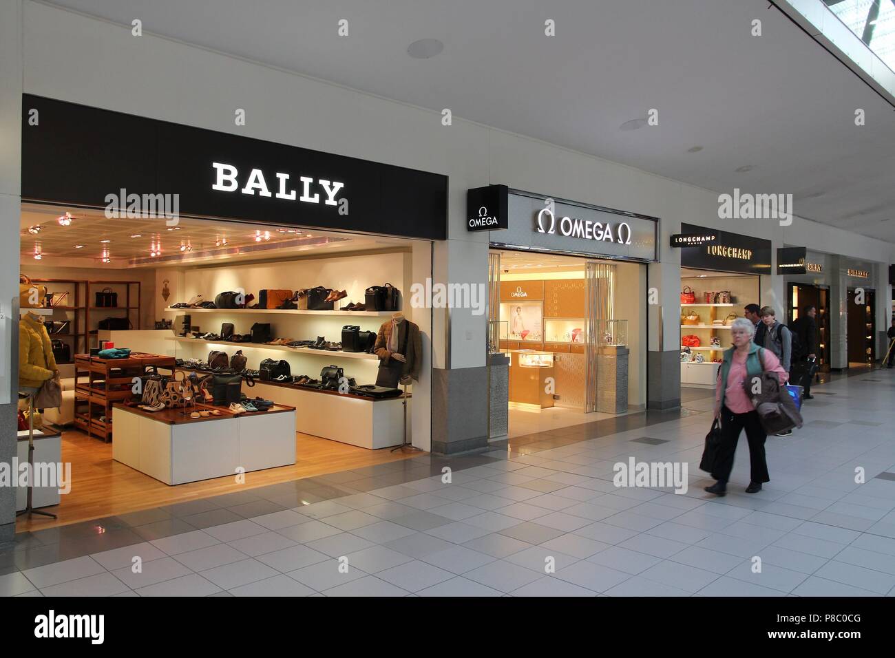 LONDON, Großbritannien - 16 April 2014: Leute Shop am Flughafen London Heathrow, UK. Heathrow ist der verkehrsreichste Flughafen in Europa. Es behandelt auf 73,4 Mio. Passagiere Stockfoto