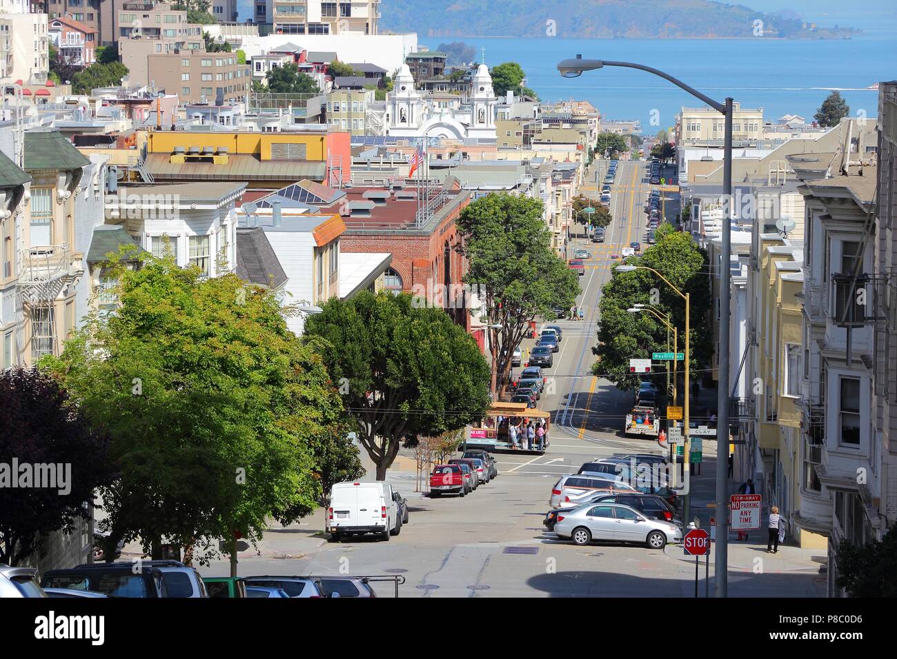 SAN FRANCISCO, USA - April 8, 2014: die Menschen fahren Sie mit dem Cable Car in San Francisco, USA. San Francisco ist die 4. die bevölkerungsreichste Stadt in Kalifornien (837,44 Stockfoto