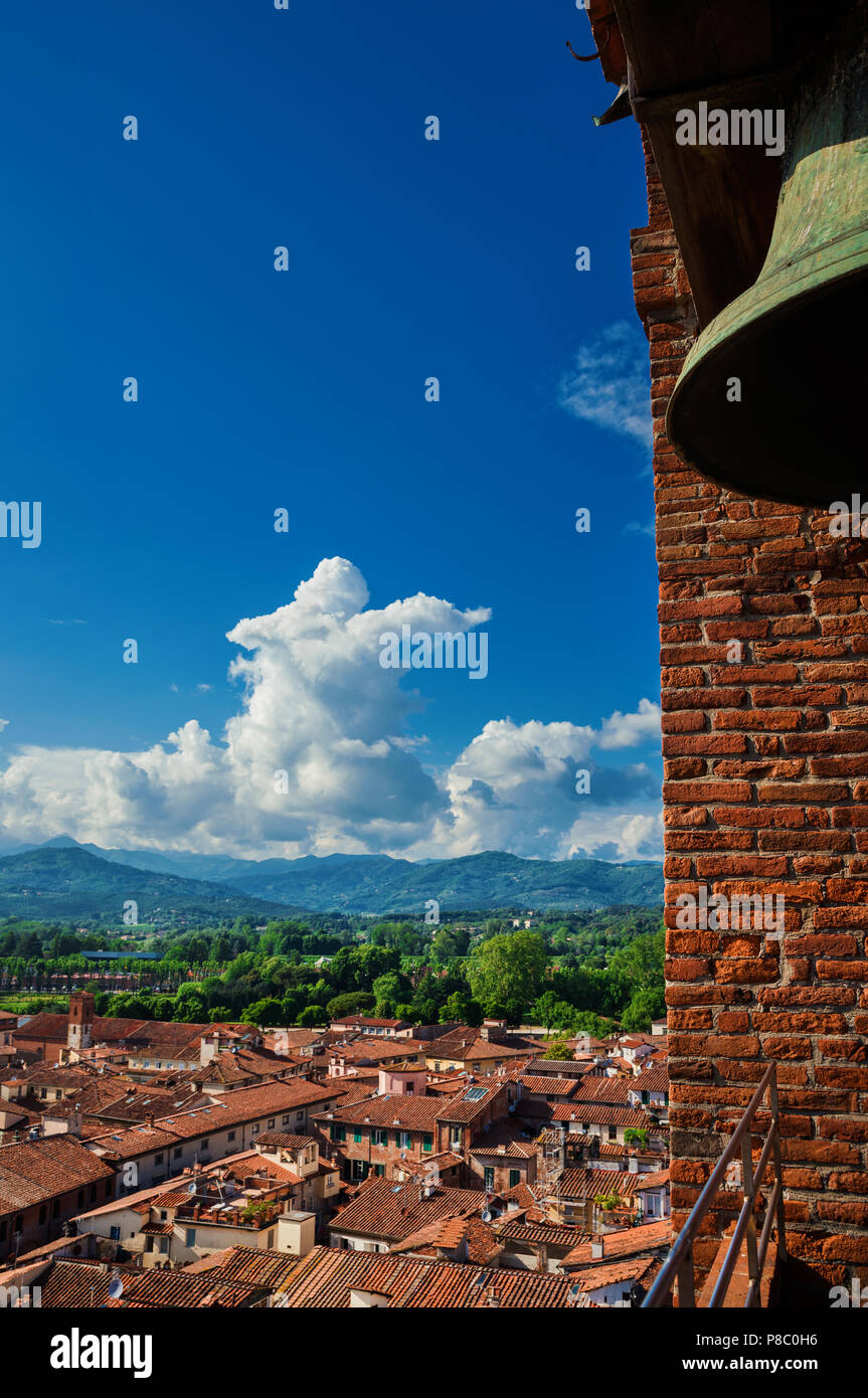 Blick auf Lucca mittelalterlichen Altstadt von "Torre delle Ore' Observatory (Uhrturm) Stockfoto