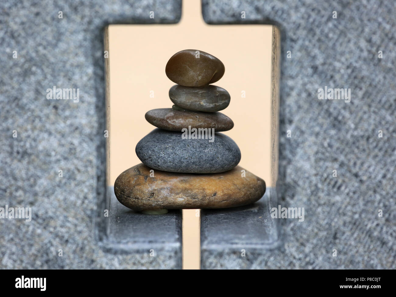 Berlin, Deutschland, kunstvoll Kieselsteine in einem Stein Rahmen gestapelt Stockfoto