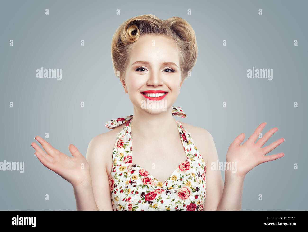 Überrascht Frau mit Make-up und perfekte Frisur. Lächelnd Pin-up-Girl. Ausdrucksstarke Mimik Stockfoto