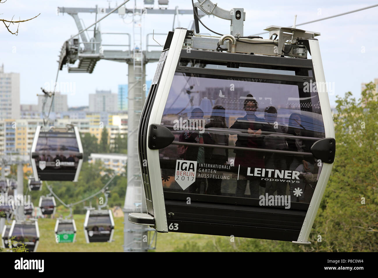 Berlin, Deutschland, Gondeln der Seilbahn über den Kienbergpark Stockfoto