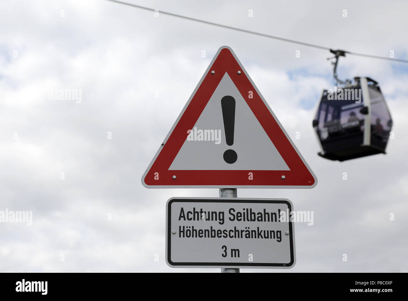 Berlin, Deutschland, unterzeichnen - Achtung kabel Auto - Vor einer Seilbahn Gondel Stockfoto
