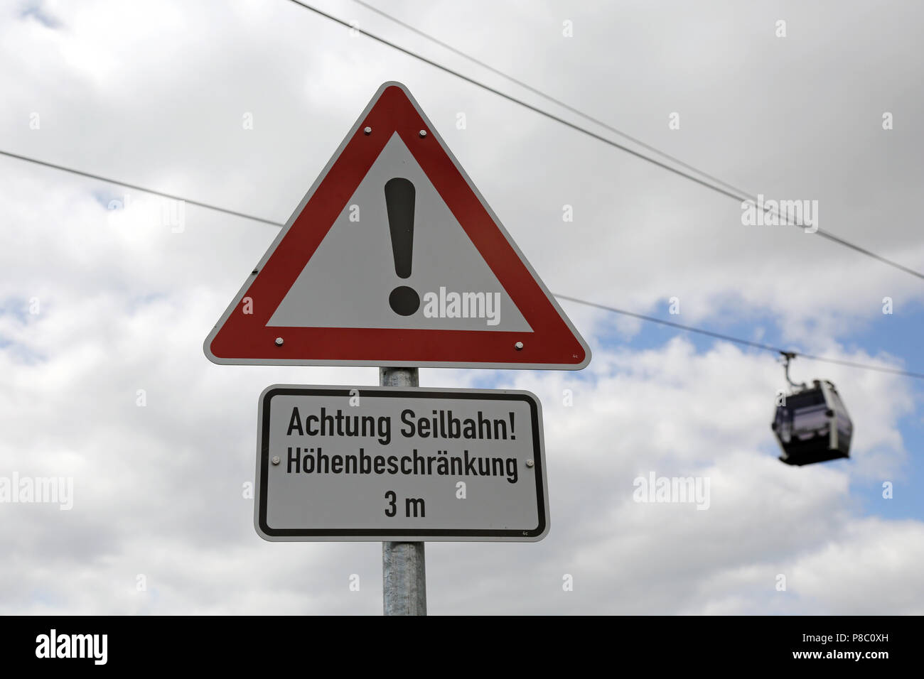 Berlin, Deutschland, unterzeichnen - Achtung kabel Auto - Vor einer Seilbahn Gondel Stockfoto