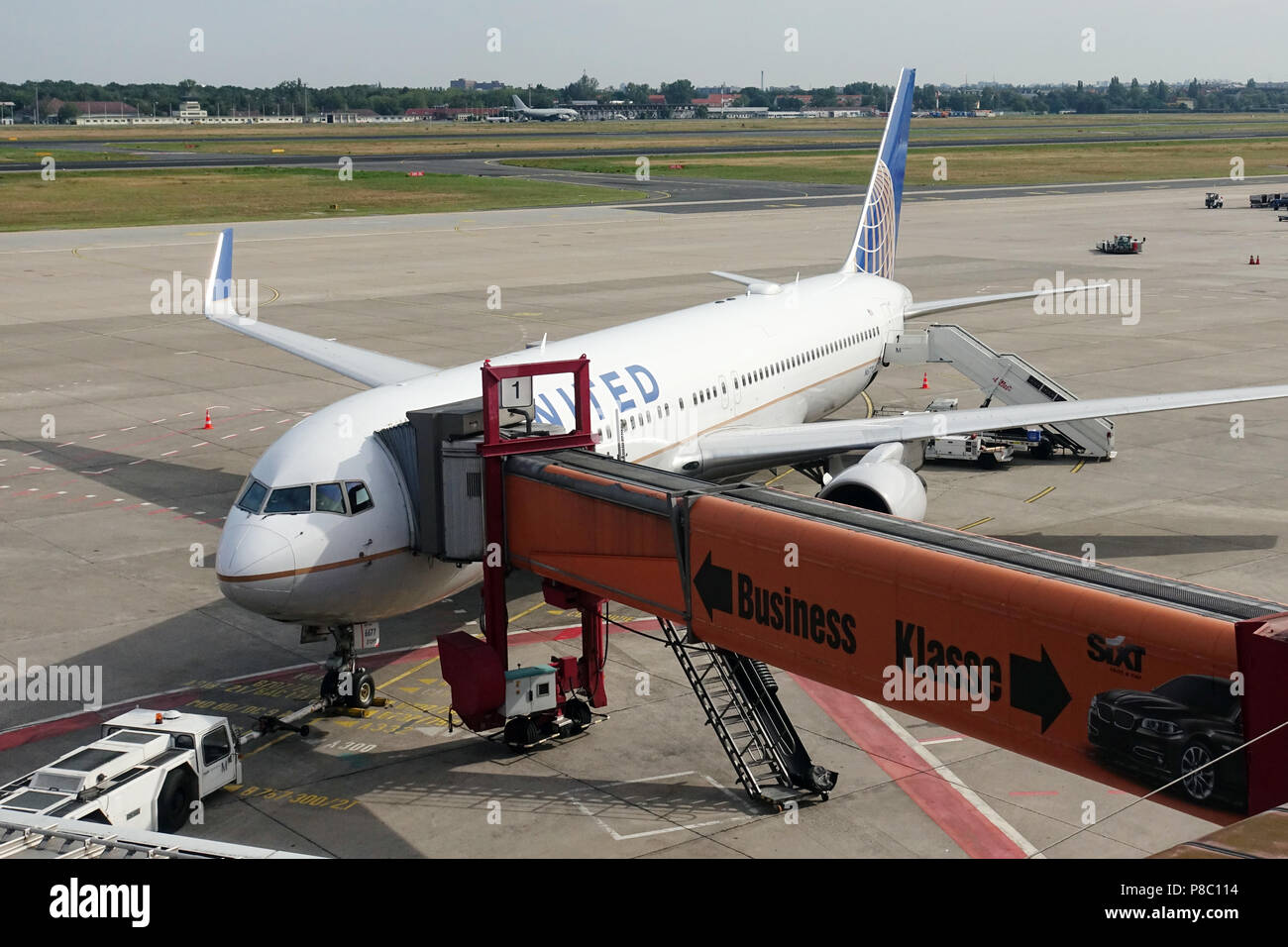 Berlin, Deutschland, Boeing 767 der Fluggesellschaft United Airlines auf dem Vorfeld des Flughafens Berlin-Tegel. Stockfoto