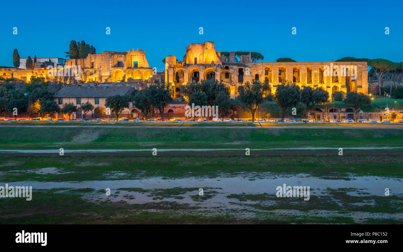 Die Circo Massimo und dem Palatin Ruinen beleuchtet bei Sonnenuntergang, in Rom, Italien. Stockfoto