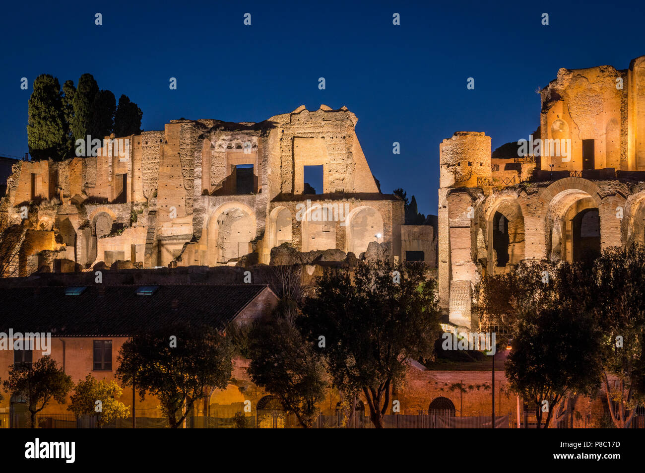 Die Circo Massimo und dem Palatin Ruinen beleuchtet bei Sonnenuntergang, in Rom, Italien. Stockfoto