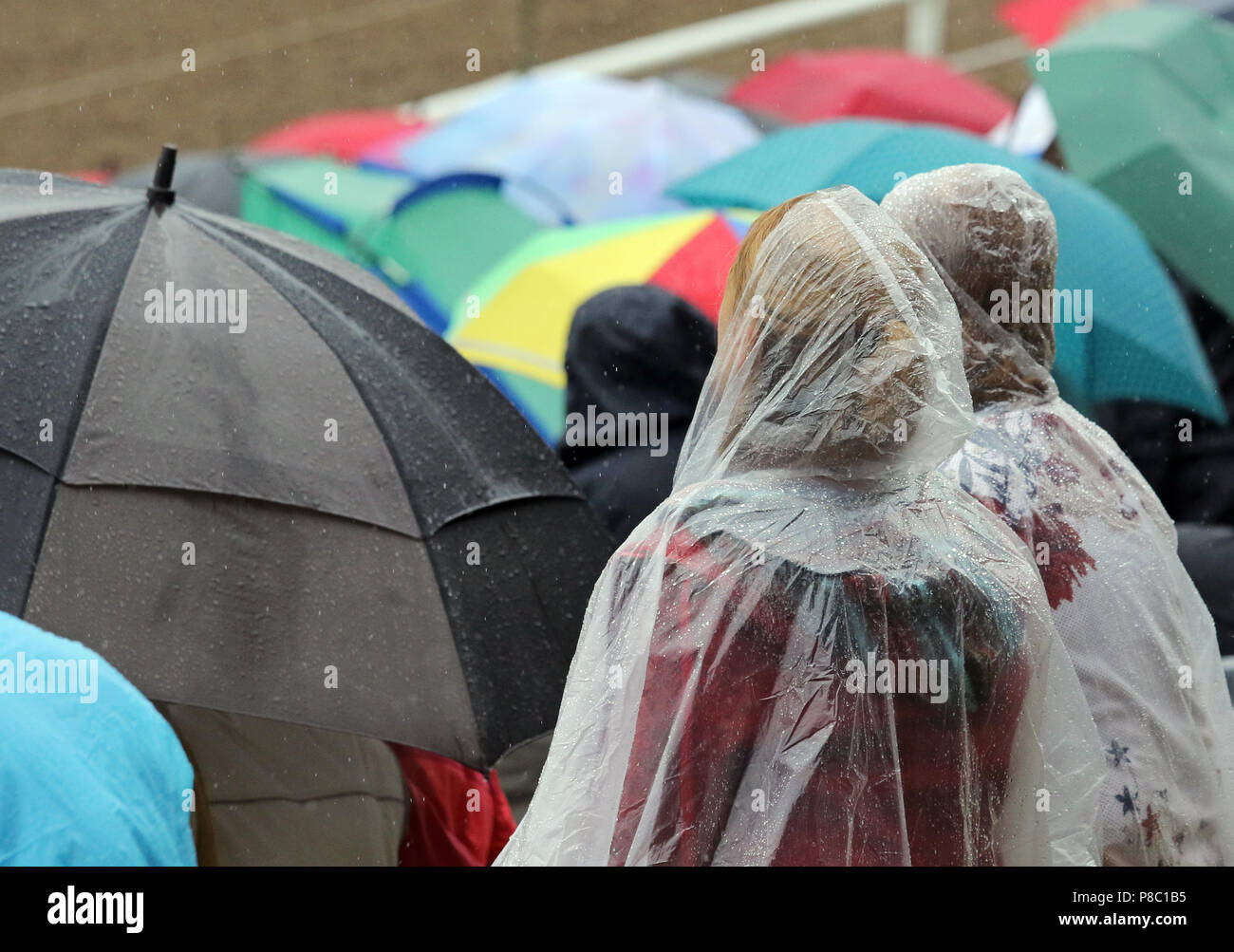 Ganschow, Deutschland, Menschen im Regen an einer im Falle Stockfoto