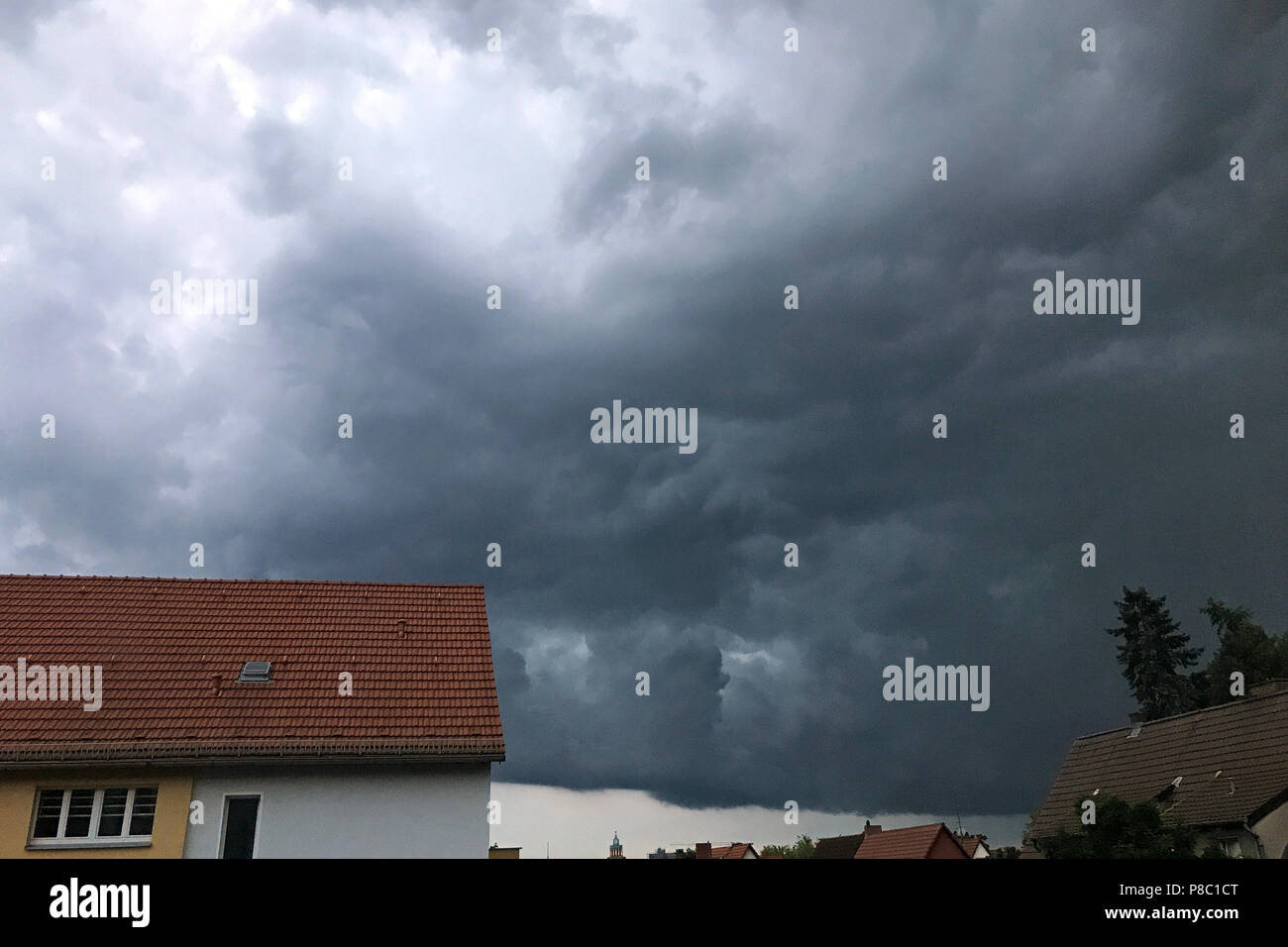 Berlin, Deutschland, Sturmwolken über Wohngebäude Stockfoto