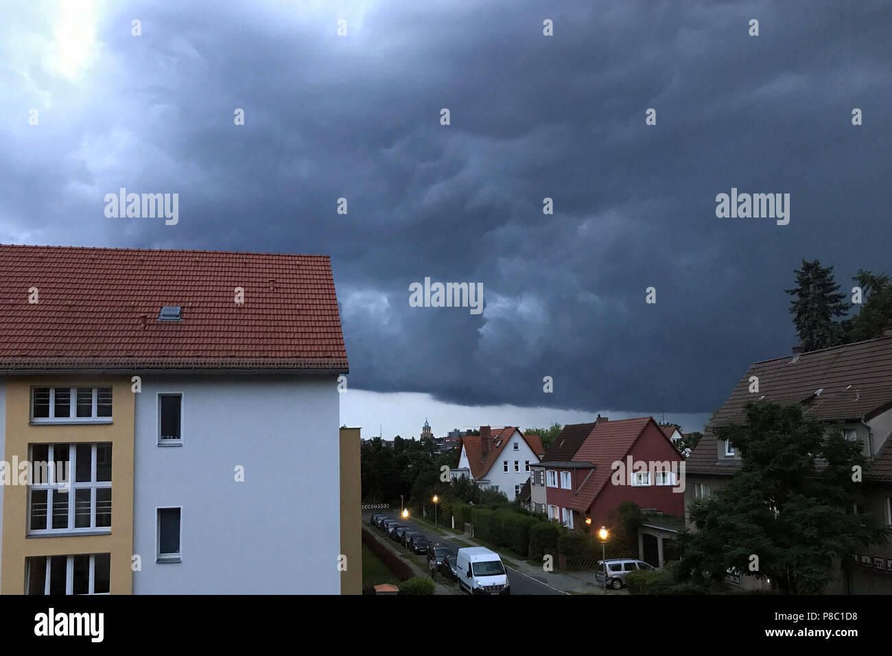 Berlin, Deutschland, Sturmwolken über Wohngebäude Stockfoto
