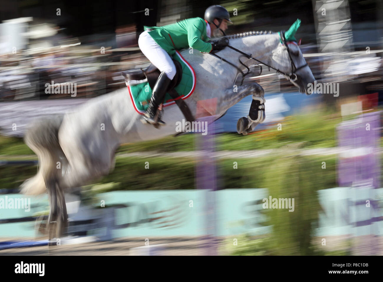 Berlin, Dynamik, Jumper und Reiter über einen oxer. H&M Legende der Liebe unter Olivier Philippaerts (BEL) Stockfoto