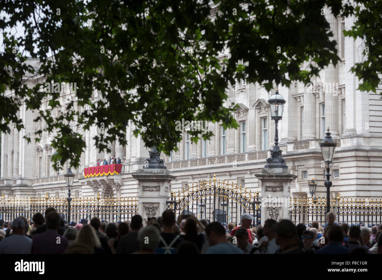 Auf das 100-jährige Jubiläum der Royal Air Force (RAF) und nach einer Flypast von 100 Flugzeugen Formationen, die die britische Luftverteidigung Geschichte die über Central London flog, die Königin und die anderen Mitglieder der Königlichen Familie schauen Sie vom Balkon des Buckingham Palace, am 10. Juli 2018 in London, England. Stockfoto