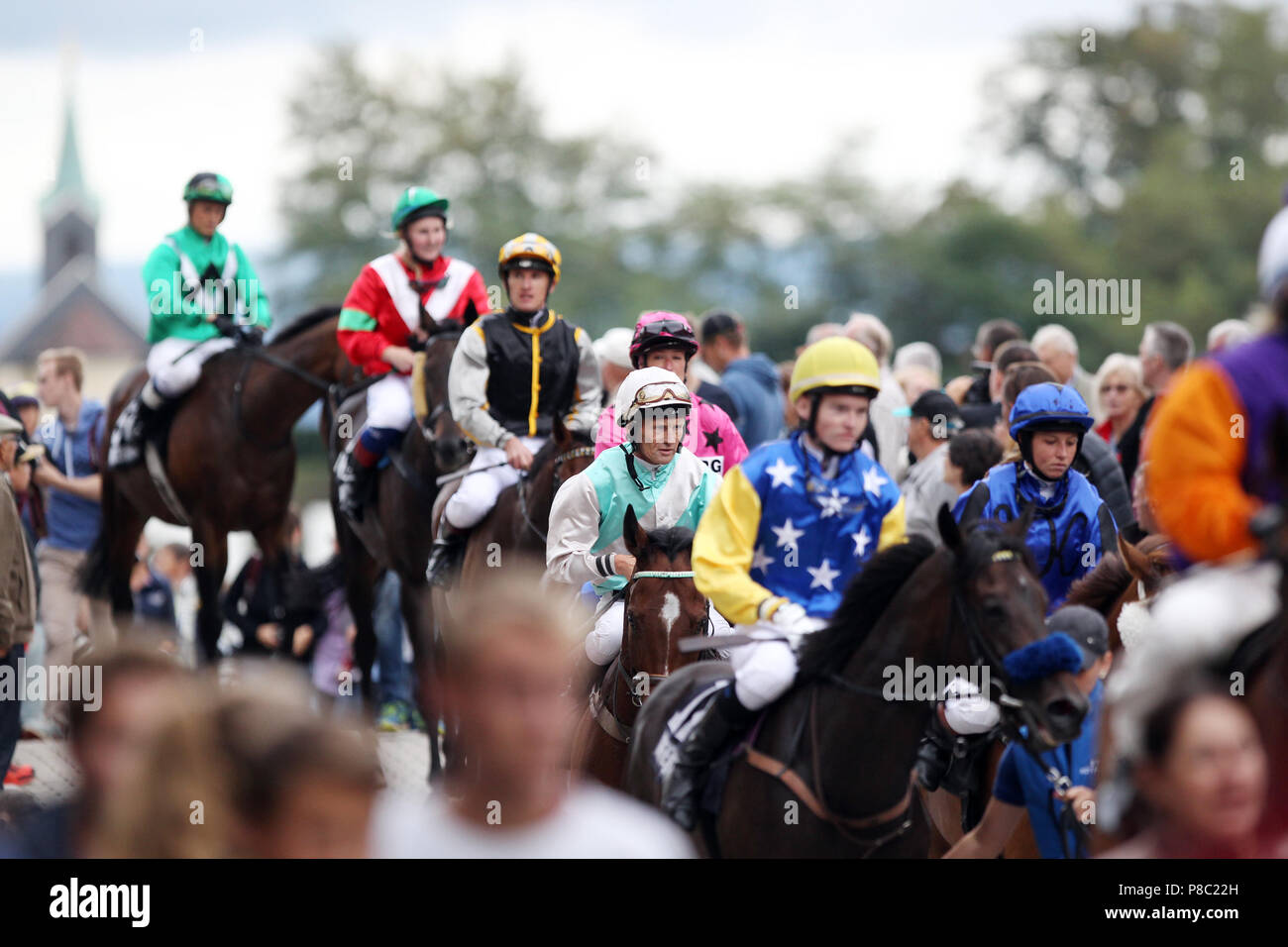 Iffezheim, Pferde und Jockeys werden vom Publikum geführte Stockfoto