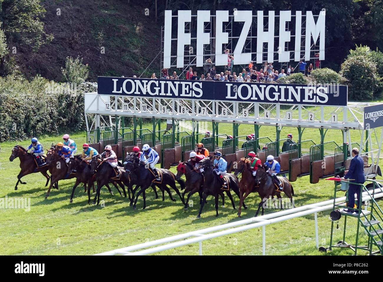 Iffezheim, Deutschland, Pferde und Jockeys am Start Stockfoto