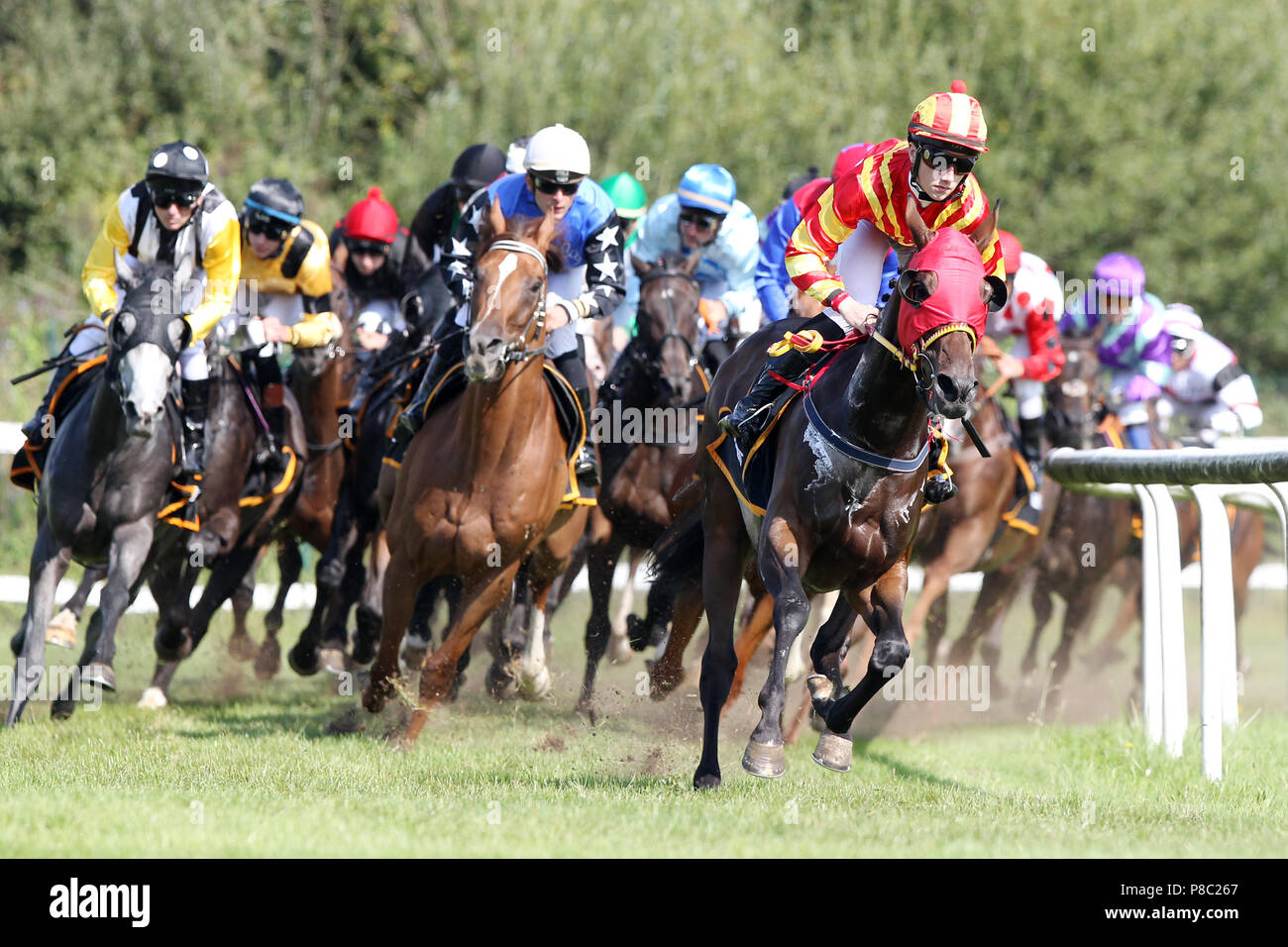Iffezheim, Deutschland, Pferde und Jockeys im Bow Stockfoto