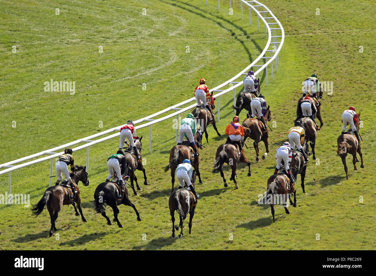 Iffezheim, Deutschland, Pferde und Jockeys im Rennen Stockfoto