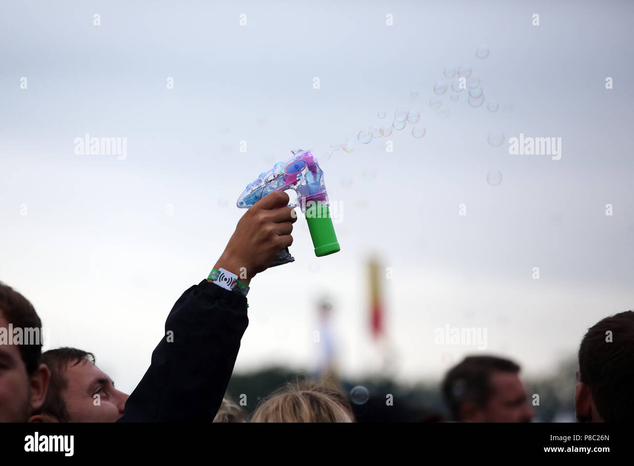 Hoppegarten, Deutschland, Mann macht Seifenblasen mit Hilfe einer Blase Maschine Stockfoto