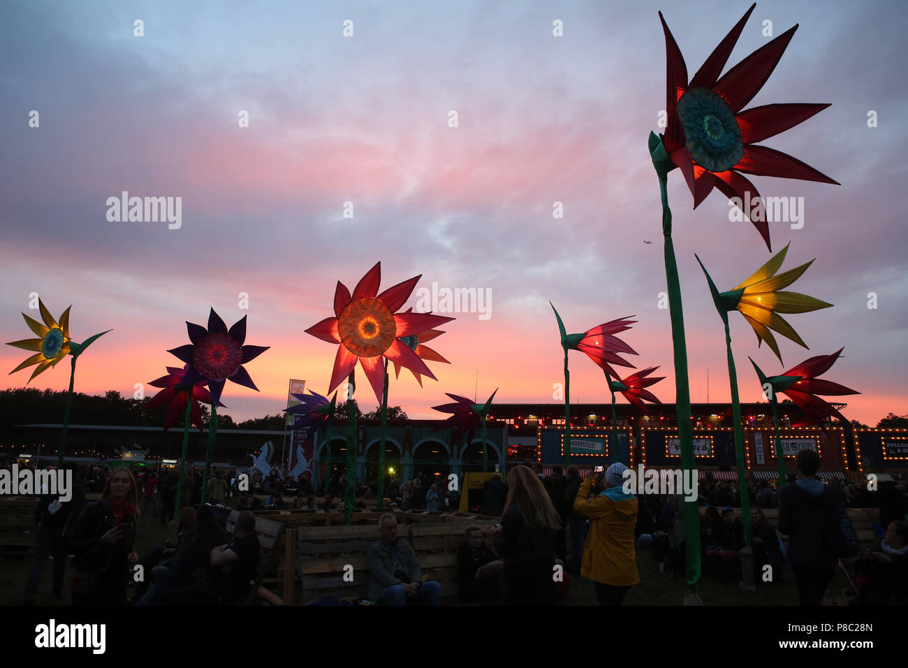 Hoppegarten, Deutschland, helle künstliche Blumen am Abend bei Lollapalooza Berlin 2017 auf der Pferderennbahn Hoppegarten Stockfoto