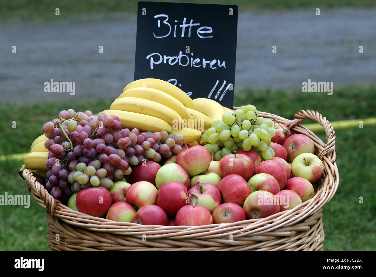 Hannover, Korb mit frischem Obst Stockfoto