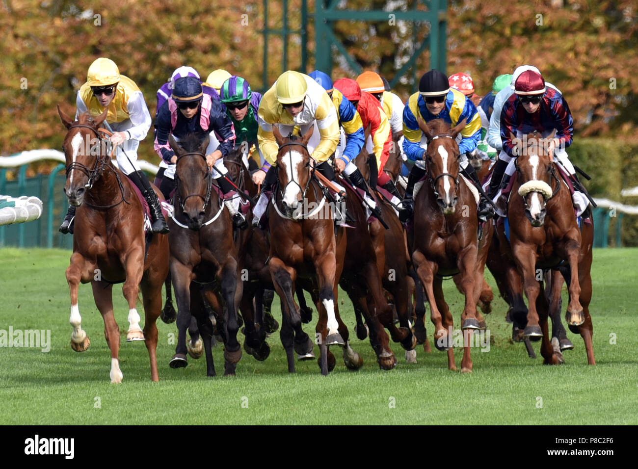 Chantilly, Frankreich, Pferde und Jockeys bei einem galopp Rennen ...