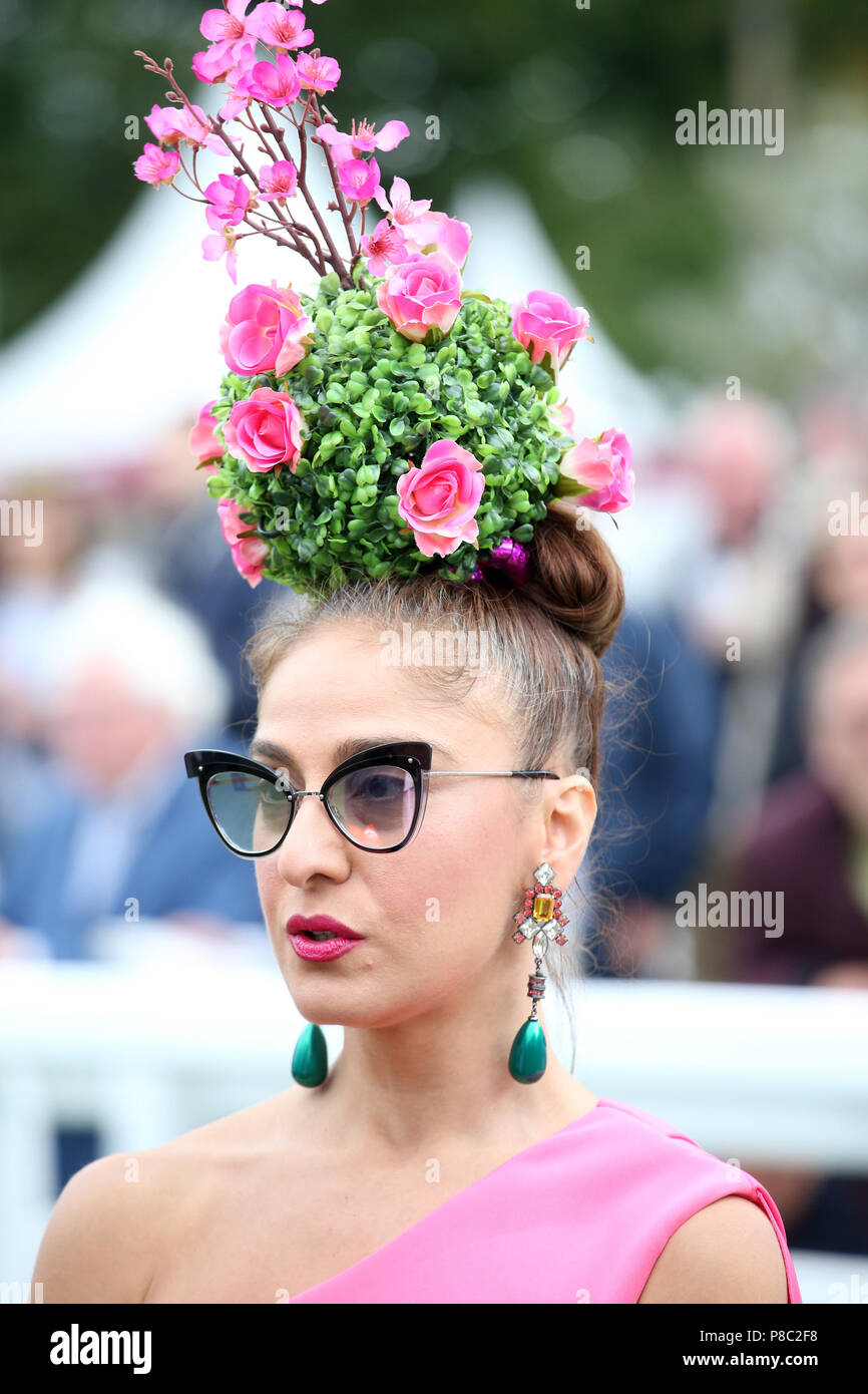 Chantilly, Frankreich, eine schrullige Frau mit Hut und Brille auf der Pferderennbahn Stockfoto