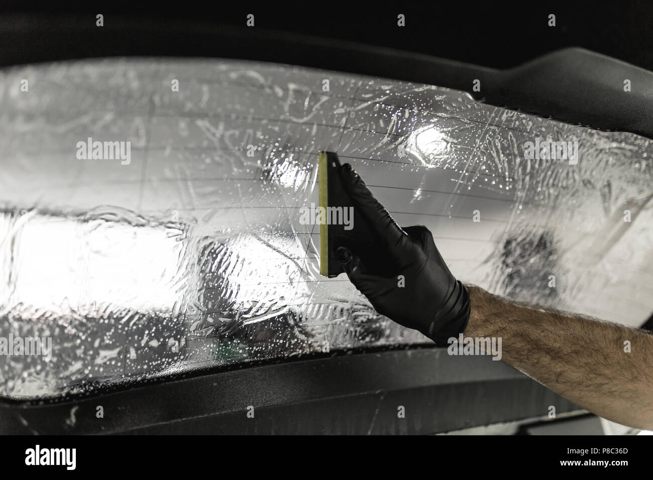 Die Tönung Folie auf Auto Fenster in einer Garage Stockfotografie - Alamy