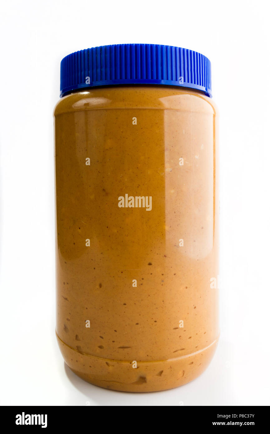 Single hohes Glas Erdnussbutter mit einer Reflexion Highlight auf der rechten Seite. Bild ist gegen einen hellen Hintergrund Stockfoto
