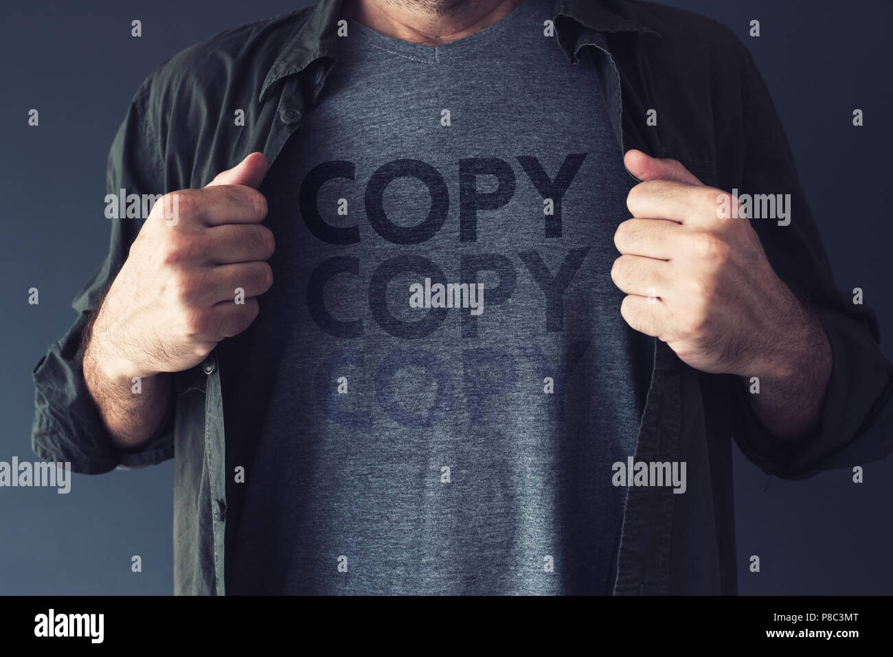 Copycat und Plagiat Konzept, wiederholte Wort Kopie wird verblassen auf Guy's t-shirt Stockfoto