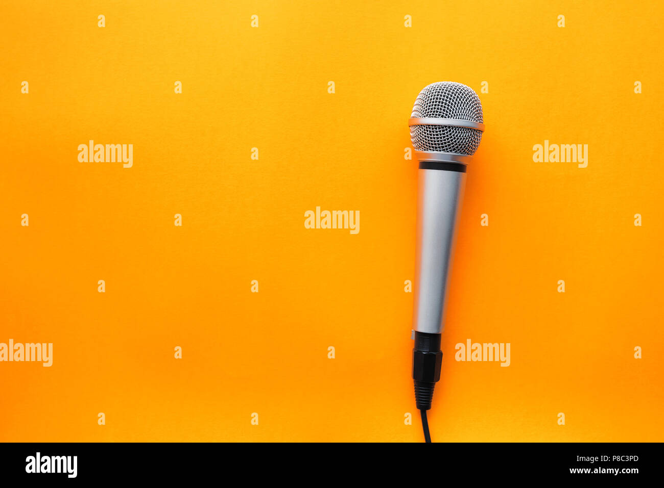 Mikrofon auf gelben Hintergrund mit Kopie Raum Stockfoto