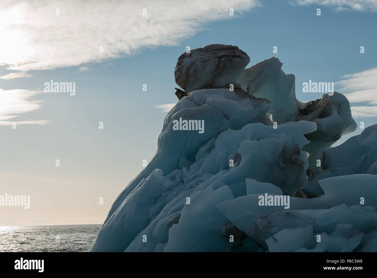 Eisberg vor der arktischen Eiskappe Austfonna, Svalbard, Norwegen. Eisberge vor Austfonna. Stockfoto