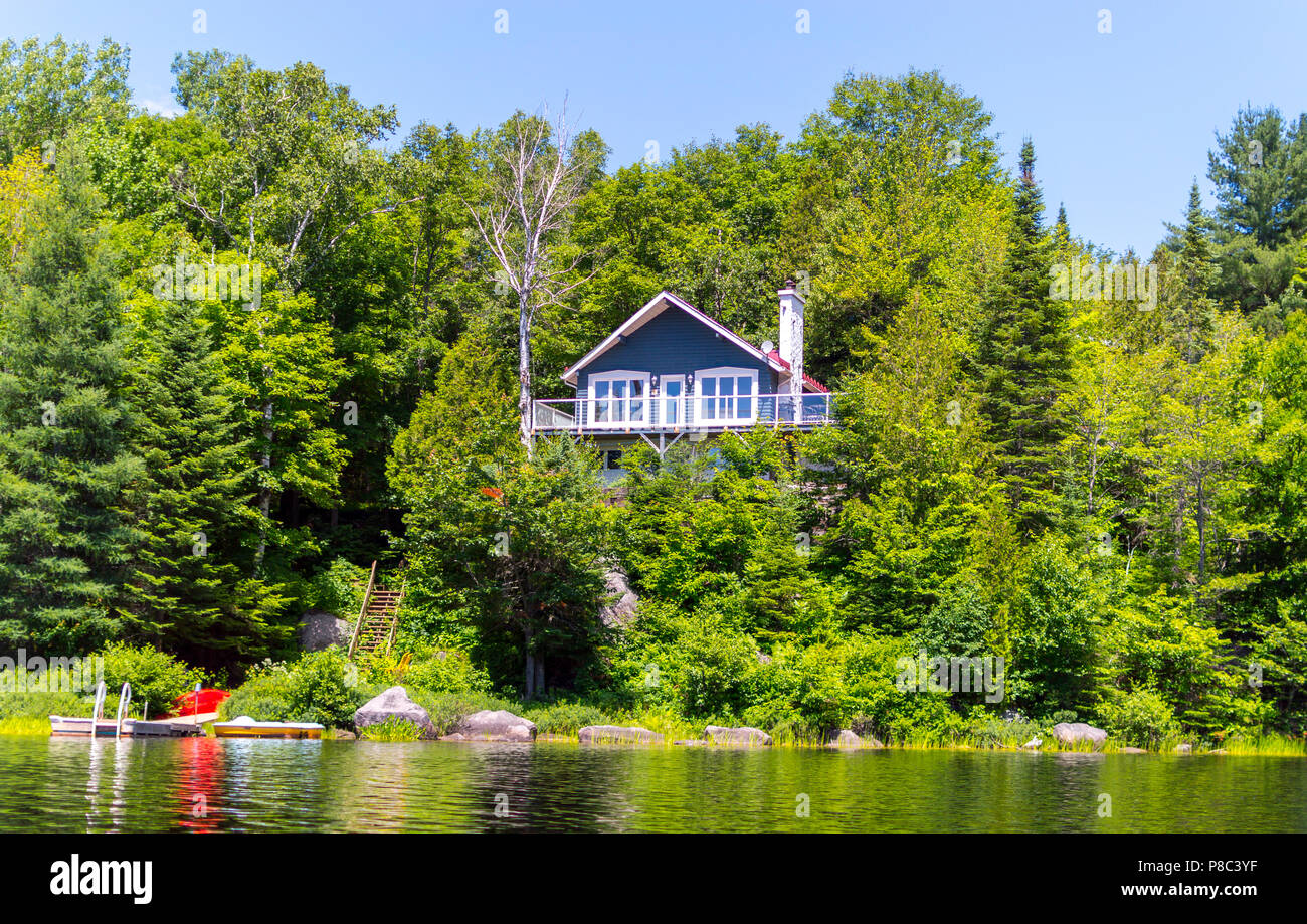 Ferienwohnung Ferienhaus Aus Holz Im Wald In Quebec Kanada Stockfotografie Alamy