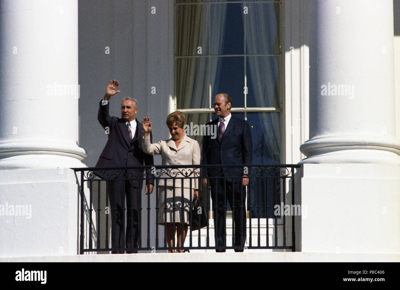 1974, 8. Oktober - Blaues Zimmer Balkon - das Weiße Haus - Gerald R. Ford, Edward&Stanislawa Gierek - winken, auf der Suche nach Gästen auf Rasen - Ankunft der Ersten Sekretär, Polnischen Vereinigten Arbeiterpartei; Leiter von Polen Stockfoto