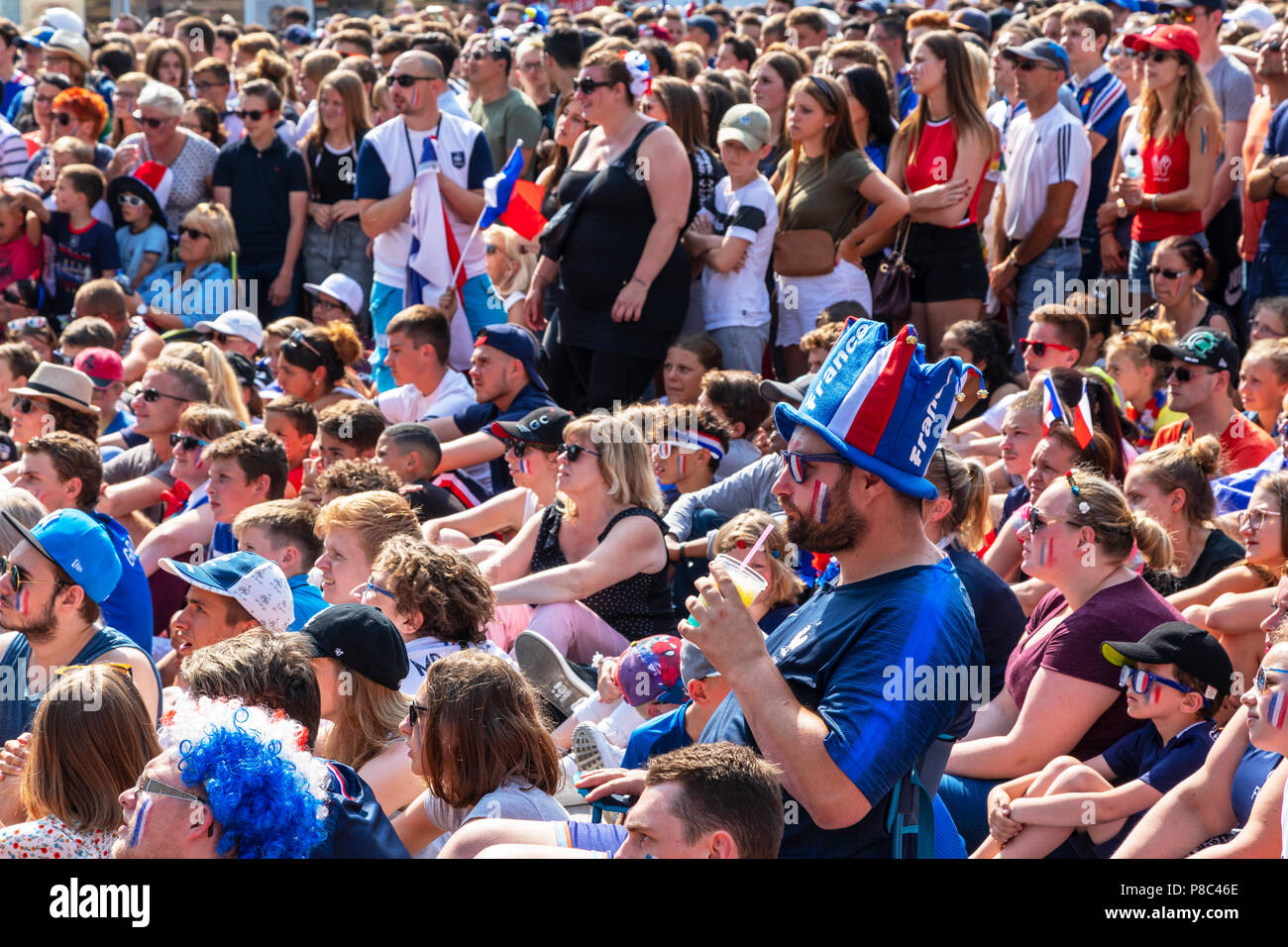 Französische Fußballfans jubelnd auf die Nationalmannschaft während der WM, während das Spiel auf einem riesigen öffentlichen TV-Bildschirm Stockfoto