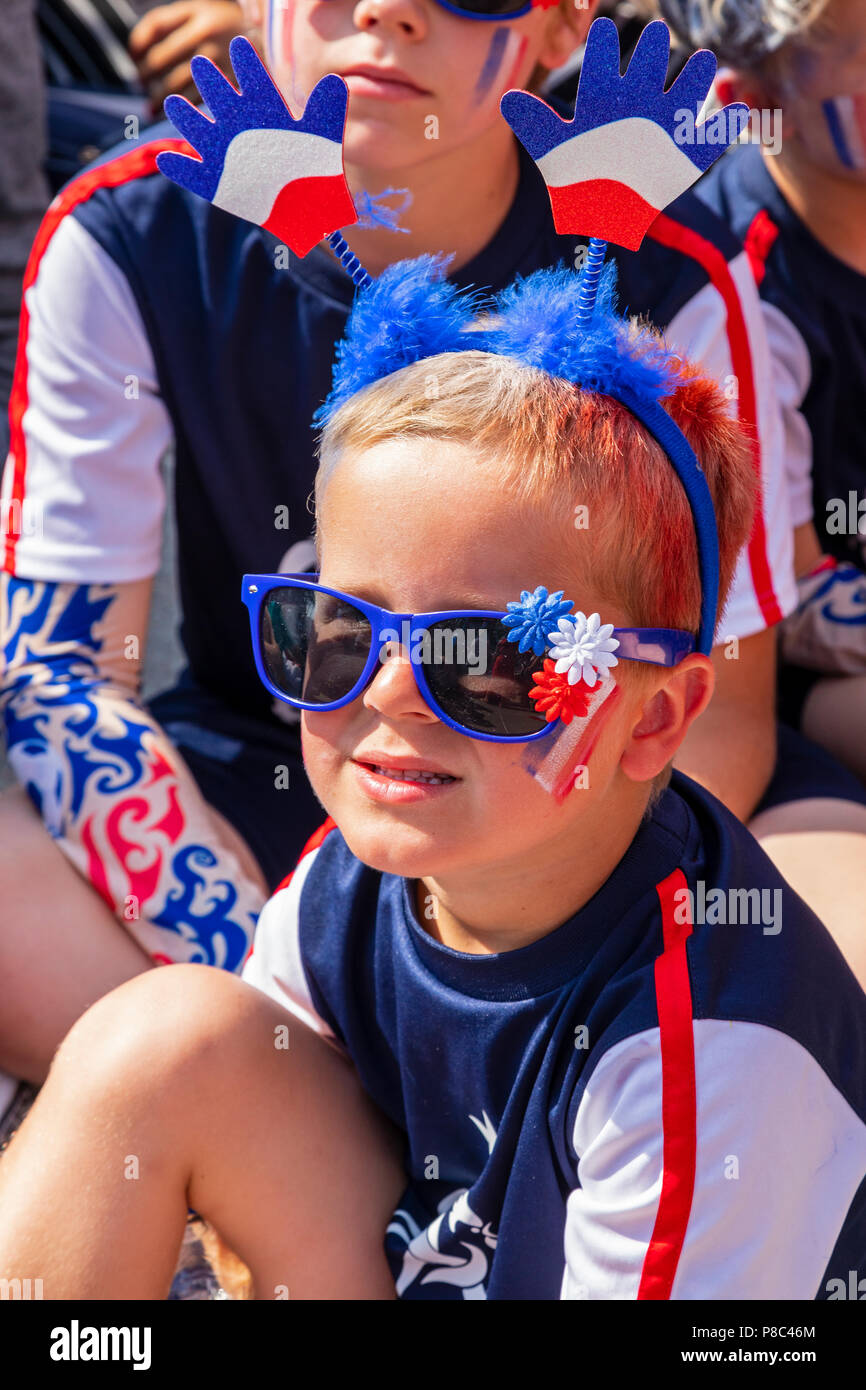 Französische Fußballfans jubelnd auf die Nationalmannschaft während der WM, während das Spiel auf einem riesigen öffentlichen TV-Bildschirm Stockfoto