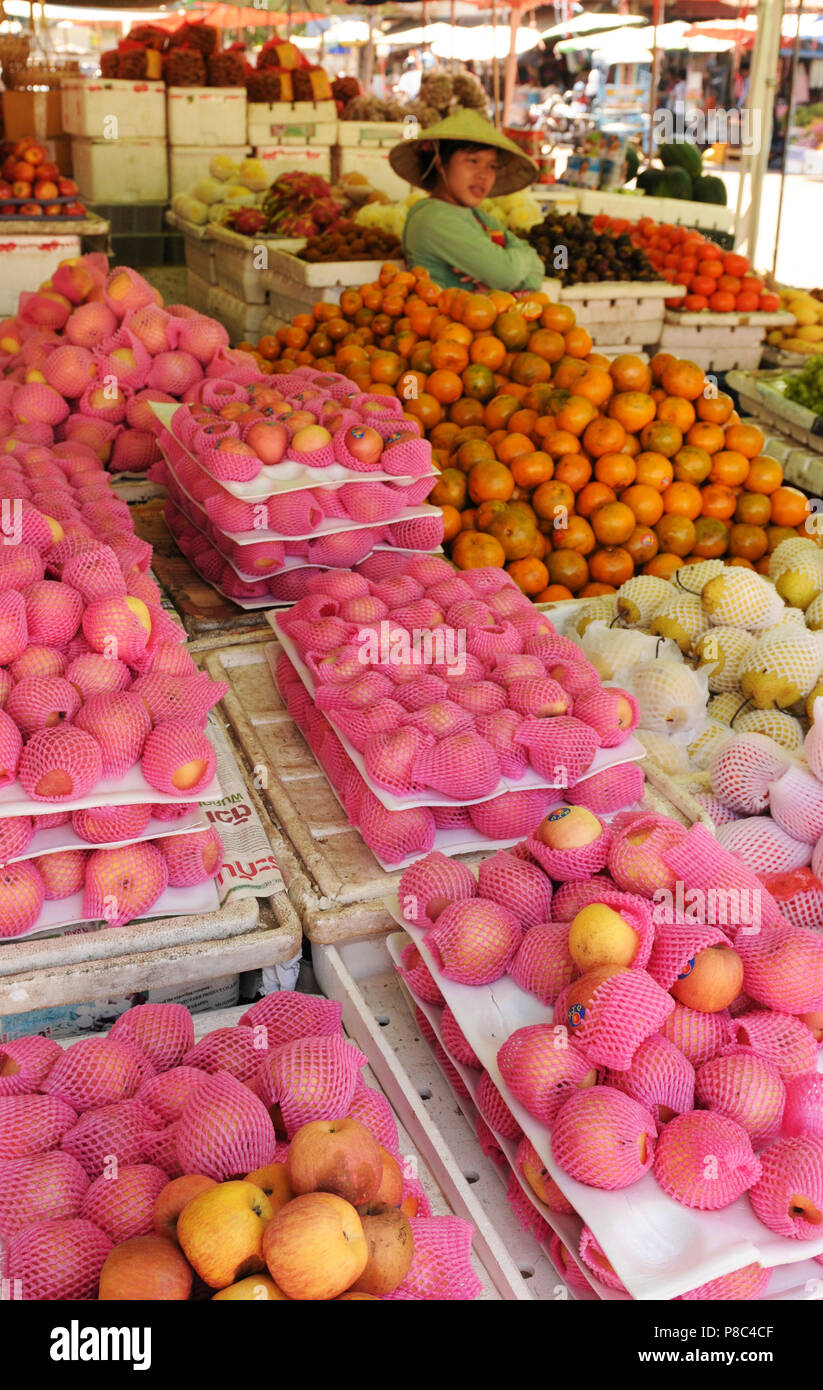 Laos: Die Frucht, vegtetables, Fleisch und Fisch - Markt in Pakse-City ist der Größte in Indochina Stockfoto