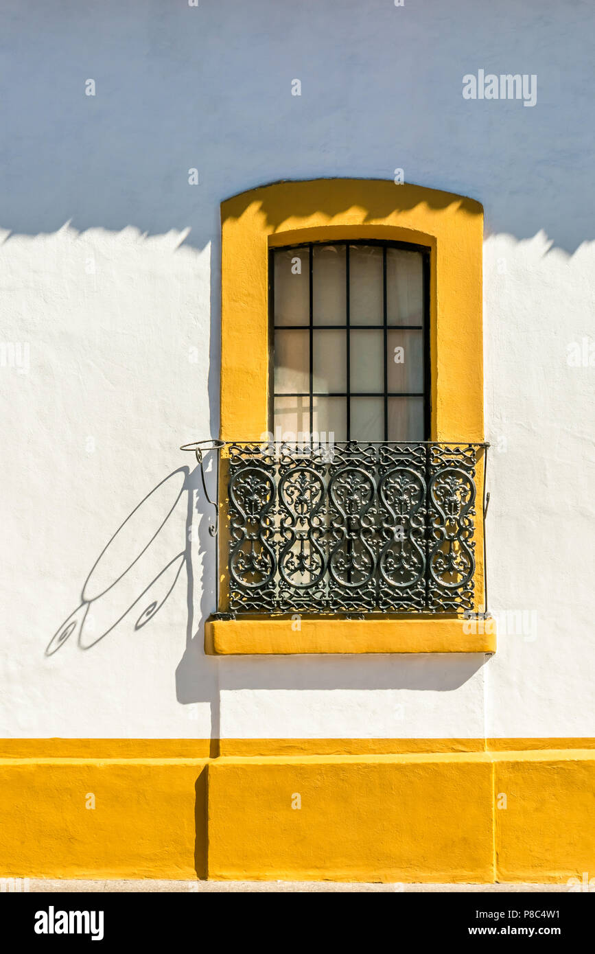 PUERTO VALLARTA, Mexiko - 11. MÄRZ 2018: ein Haus mit hell gelb Verkleidung und dekorativen schwarzen gusseisernen Geländer, an Romantischen Zone, MX-JAL. Stockfoto