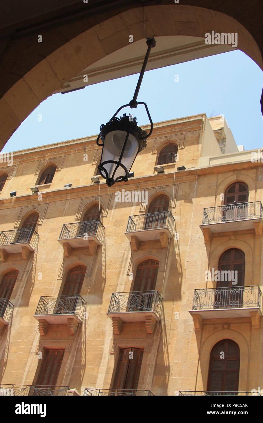 Lampe vor renovierten Sandsteingebäuden, Beirut Stockfoto